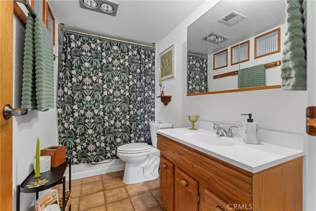 Tehachapi, California 93561, United States, 3 Bedrooms Bedrooms, ,2 BathroomsBathrooms,Residential,Active,242211