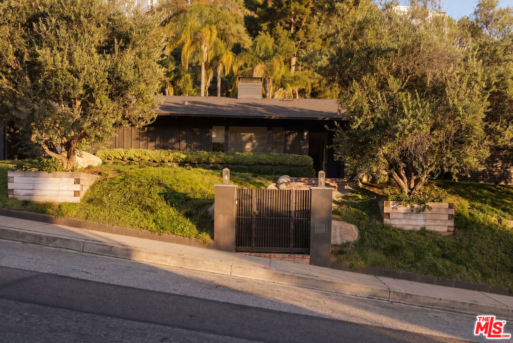 1744 N Doheny Drive
