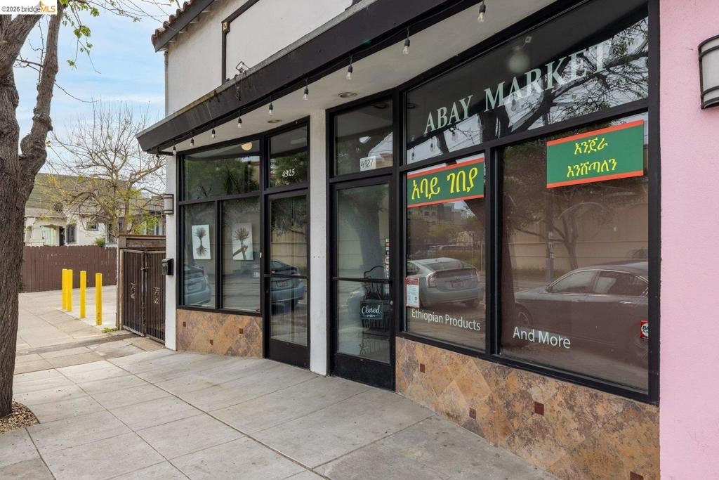 4935 Shattuck Ave