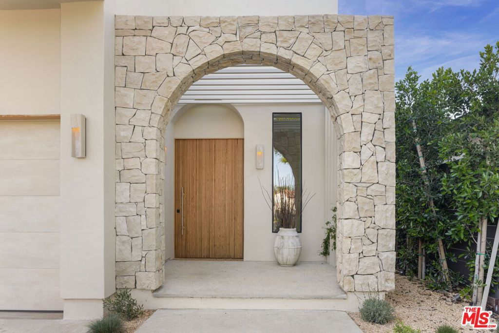 Photo of 517 N Martel Avenue, Los Angeles, CA 90036 (MLS # 25629335)