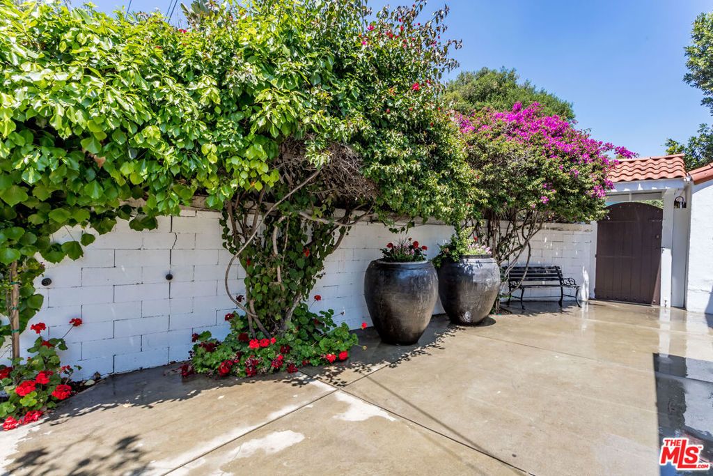 Photo of 2928 Westbrook Avenue, Los Angeles, CA 90046 (MLS # 25598641)