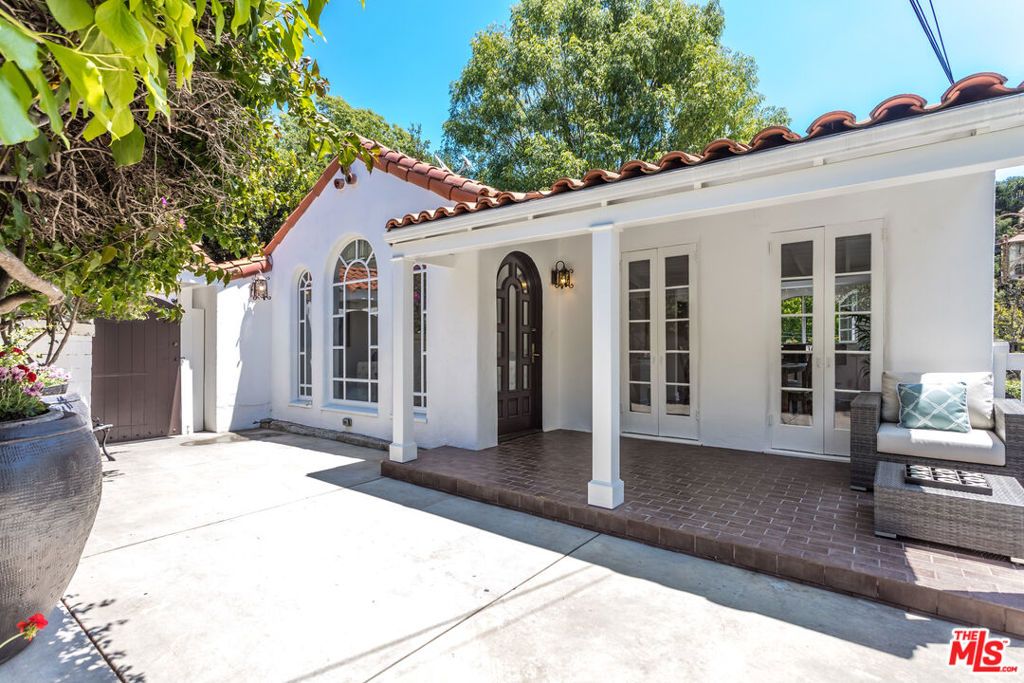 Photo of 2928 Westbrook Avenue, Los Angeles, CA 90046 (MLS # 25598641)