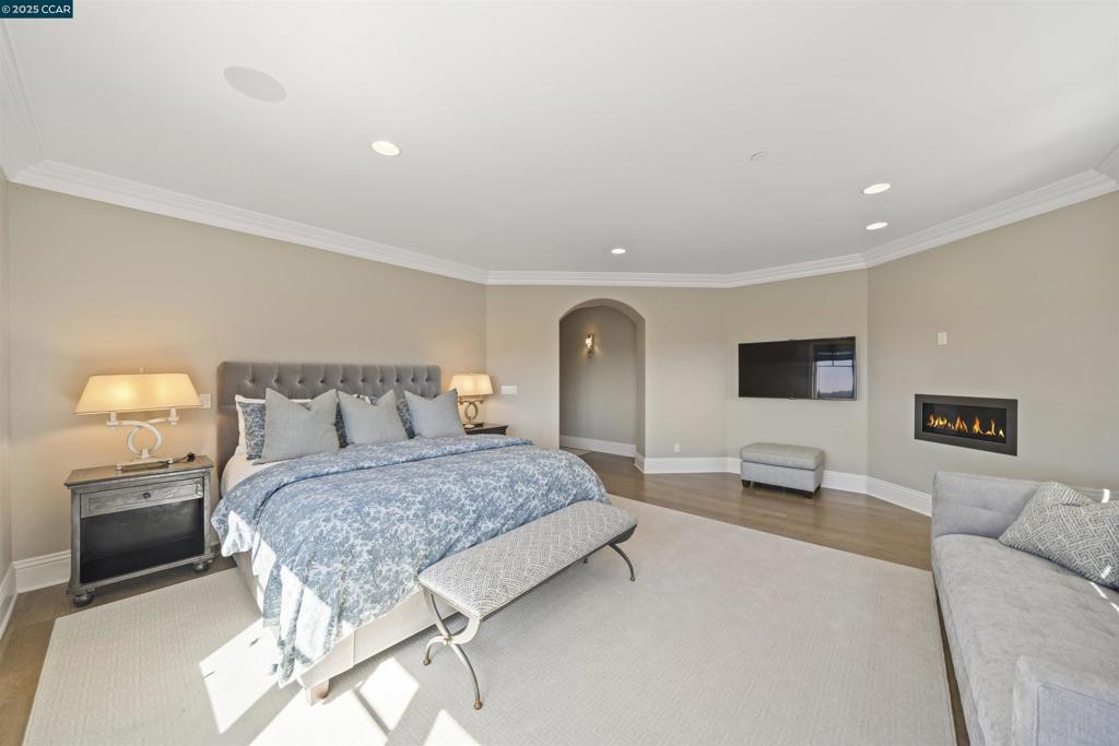 ORINDA DOWNS - Residential