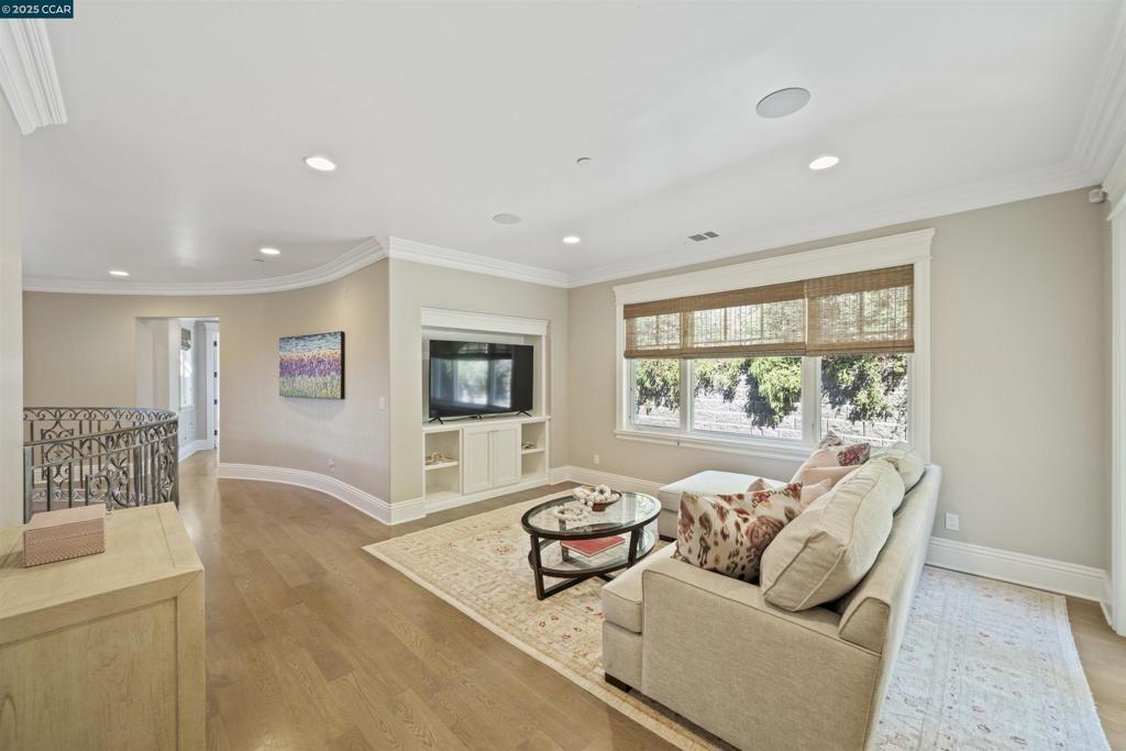 ORINDA DOWNS - Residential