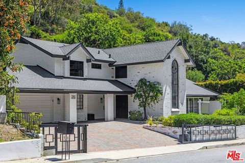 Photo of 1060 Chantilly Road, Los Angeles, CA 90077 (MLS # 26805031)