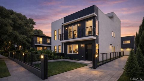 Photo of 2620 N Beachwood Dr, Los Angeles, CA 90068 (MLS # SR26090611)