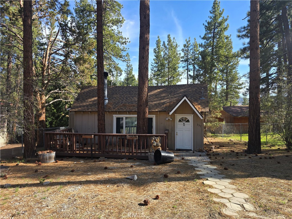 Escape to this cozy mountain retreat! Close to the water and the town it is tucked away in the serene surroundings of Big Bear City, this charming 1-bedroom cottage offers the perfect blend of comfort and rustic elegance. The living room boasts soaring vaulted ceilings and a beautifully crafted stone fireplace, creating a warm and inviting atmosphere. The kitchen includes a picturesque window view and opens to a cozy dining area—ideal for quiet mornings or intimate meals.
The bedroom features mirrored closet doors and a sliding glass door that leads to the peaceful backyard, providing both convenience and natural light. Whether you're seeking a tranquil mountain getaway or a quiet full-time residence to enjoy the fresh mountain air, this delightful cottage is a rare find.
Don't miss your chance to experience it—schedule your visit today!