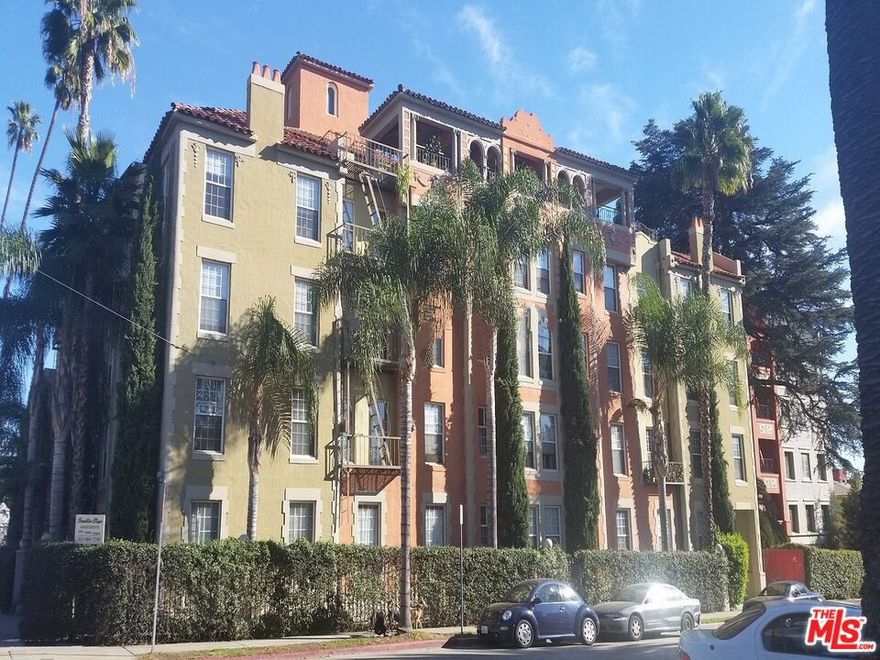 The Franklin Plaza Apartments are Convenient to Griffith Park, Musicians Institute & Hollywood/Western Metro Station. Spacious One Bed/One Bath apartment w/Secure Parking & Central Air. Shown by appt; No Walk-Ins. ONE MONTH FREE OAC!