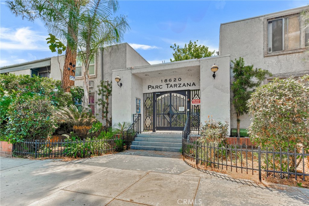 Welcome to this amazingly condo in tarzana,spacious second floor 3 bedroom ,2 bathroom with granite countertop kitchens and fairly cabinets ,laminated floors, this is basically TURNKEY-READY! The master bedroom with good sized rooms have wall to wall mirrored closets are well lighted from
natural light coming from windows.Come see this amazingly-priced condo for sale in an elite Tarzana neighborhood near 101 freeway,shopping center,park and etc .