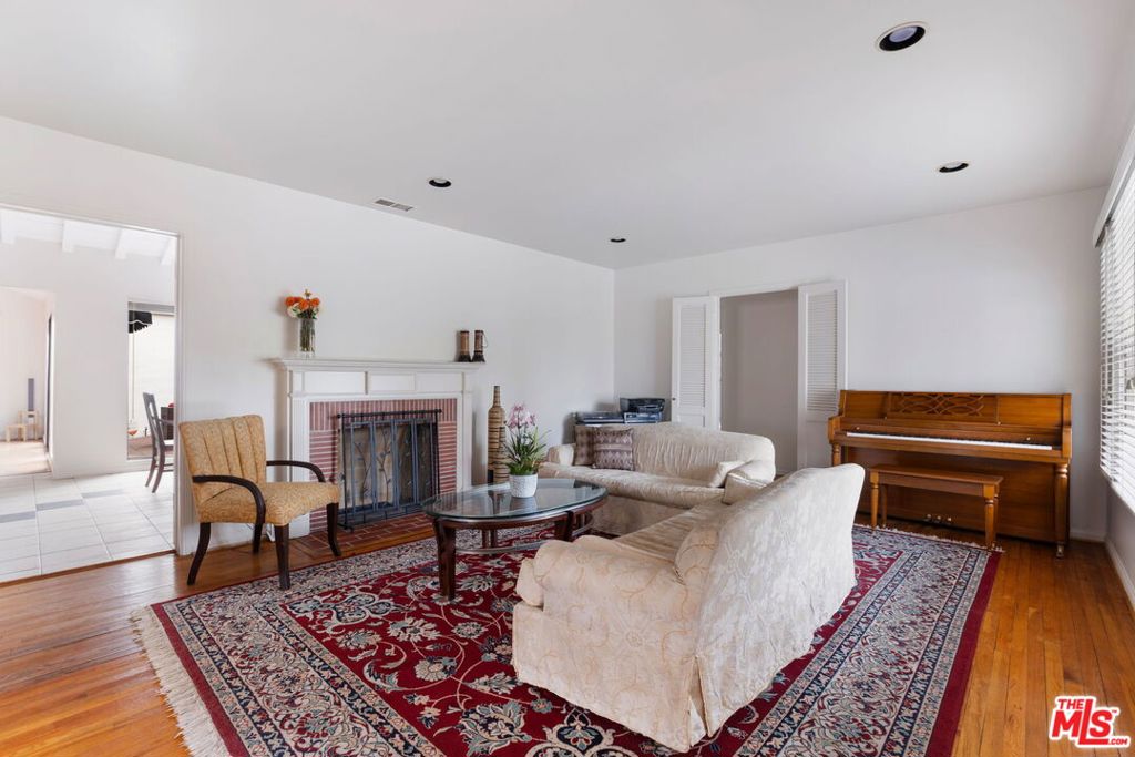 6221 Condon Avenue, Los Angeles CA 90056