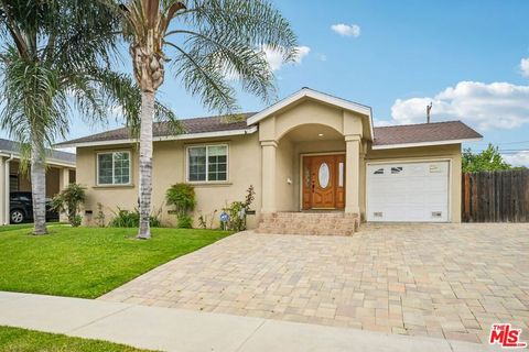 Photo of 17550 Collins Street, Encino, CA 91316 (MLS # 26853449)
