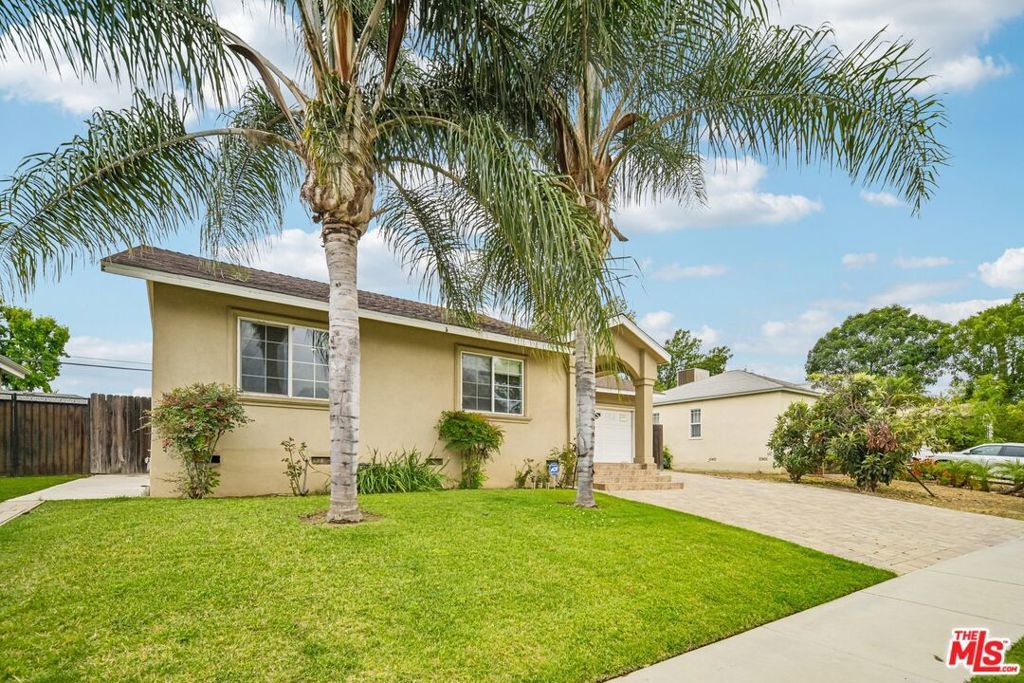 Photo of 17550 Collins Street, Encino, CA 91316 (MLS # 26853449)