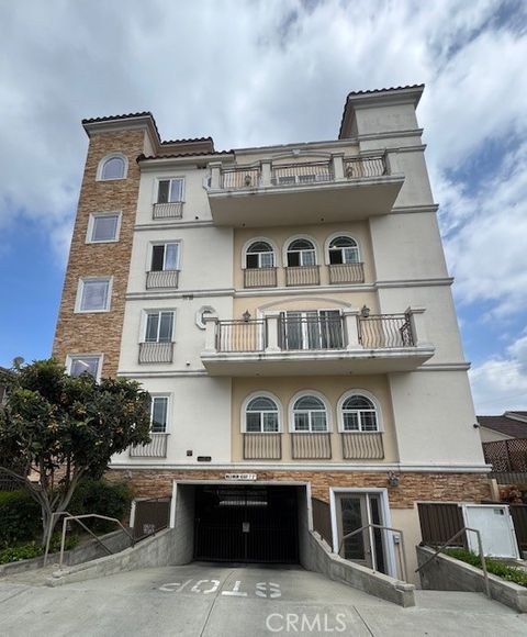 Photo of 11501 Hatteras St #6, North Hollywood, CA 91601 (MLS # BB25240150) Photo of 11501 Hatteras St #6, North Hollywood, CA 91601 (MLS # BB25240150)