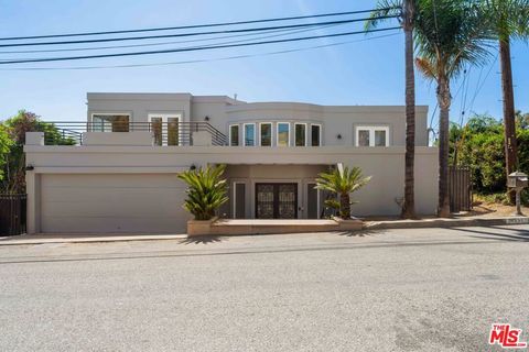 Photo of 1425 N Tigertail Road, Los Angeles, CA 90049 (MLS # 26642915)
