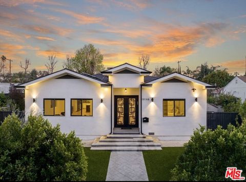 Photo of 19148 Oxnard Street, Tarzana, CA 91356 (MLS # 26666507)