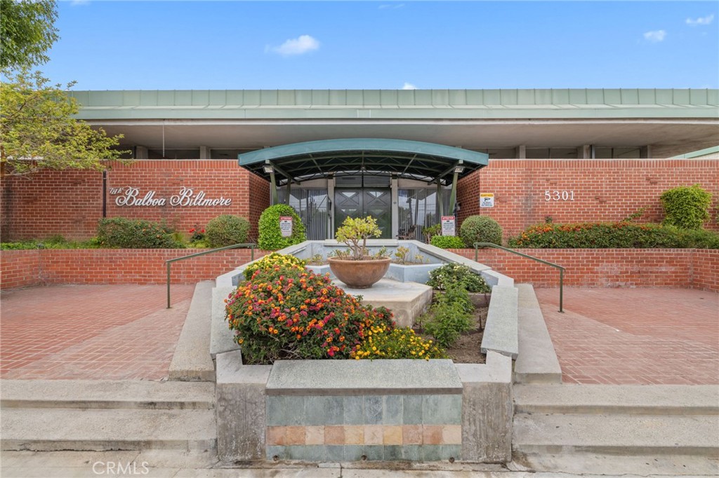 Welcome to this bright and spacious ground-floor unit, perfectly located in one of Encino’s most desirable neighborhoods. Step inside to an open-concept layout with a sun-filled living and dining area—perfect for entertaining or relaxing. The updated kitchen features sleek granite countertops and plenty of storage. The large primary suite includes dual sinks, great closet space, and a peaceful retreat feel.
Enjoy your own oversized private patio, ideal for outdoor dining and lounging. This gated community offers resort-style amenities including two sparkling pools, a spa, secure entry, on-site laundry, and two assigned parking spots in a gated garage.
Just moments from Ventura Blvd, top-rated schools, and quick access to the 101 & 405 freeways, this move-in-ready home offers comfort, style, and unbeatable convenience. A must-see!