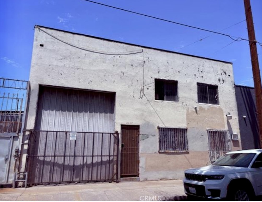 Great opportunity to own a warehouse to establish a new business or to lease out .Centrally Located Close to Downtown Los Angeles, City of Commerce and Railroads. amenities include Two Offices, Two Bathrooms and a Loft for Additional Usage or Storage.