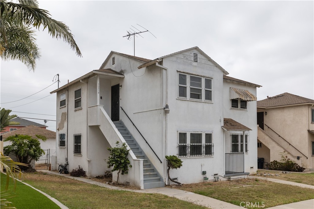 Investment Opportunity minutes from Sofi!
Located in the historic and evolving Westmont neighborhood, this duplex offers two 2-bedroom, 1-bath units on a sizable lot just 1.5 miles from SoFi Stadium & Kia Forum. Convenient access to freeways, shopping, and dining makes this a strategic location for future growth.
This property presents a great opportunity for both experienced investors expanding their portfolio and new investors looking for their first project. With many properties in the area enhancing value through ADU additions or creative reconfigurations, this lot offers similar potential.
With strategic upgrades, this can become a high-performing asset in one of LA’s most dynamic rental markets.
