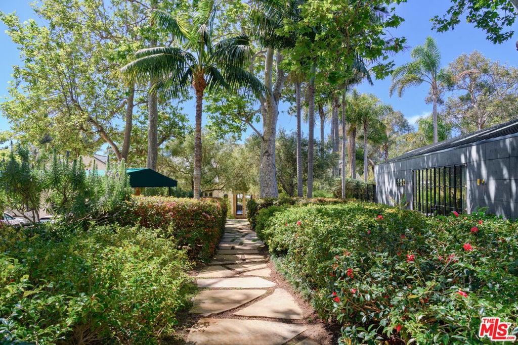 6625 Zumirez Drive