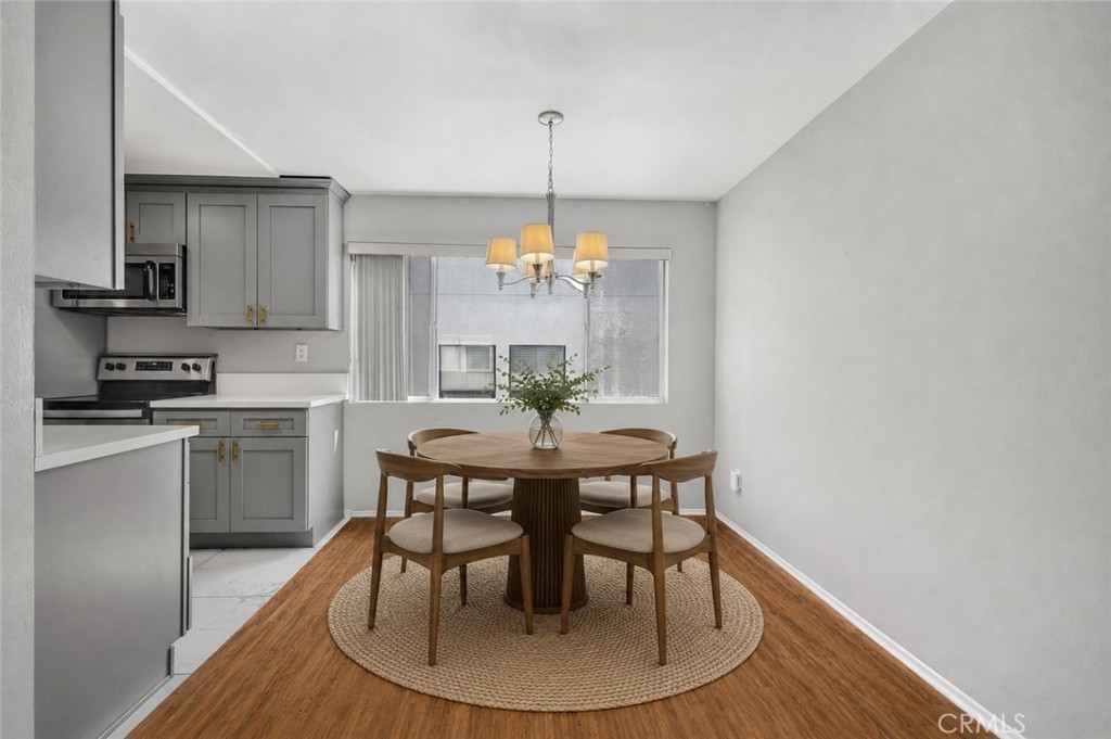 12801 Moorpark Street 303