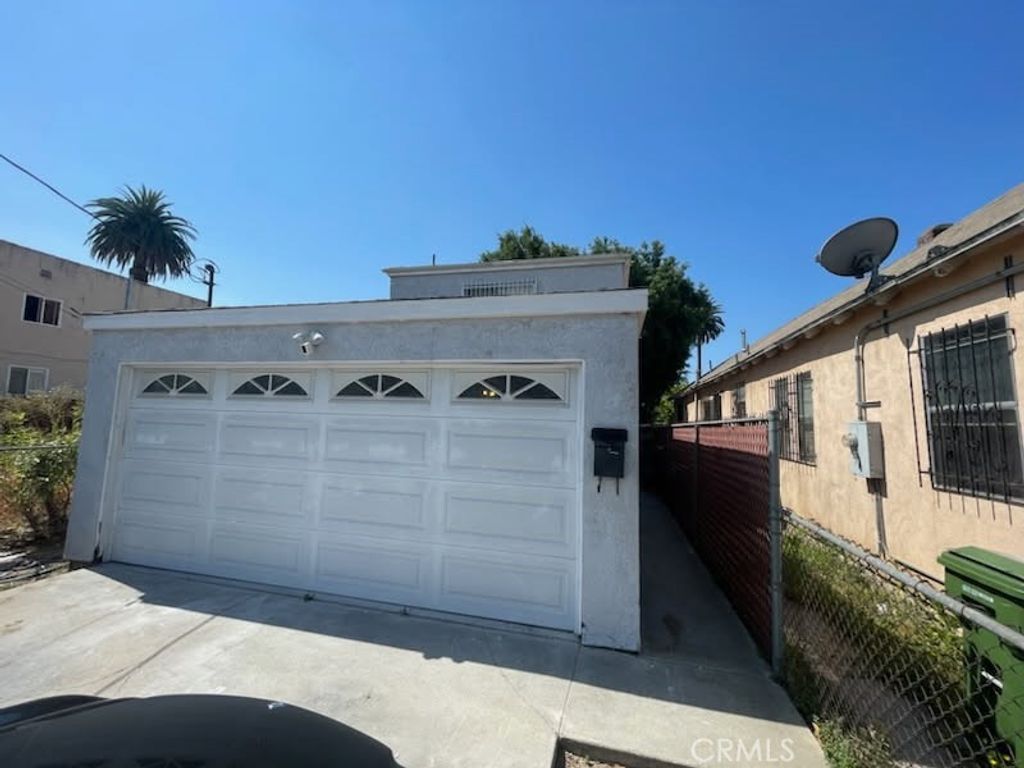 Photo of 1466 W 35th Street, Los Angeles, CA 90018 (MLS # DW25147314)