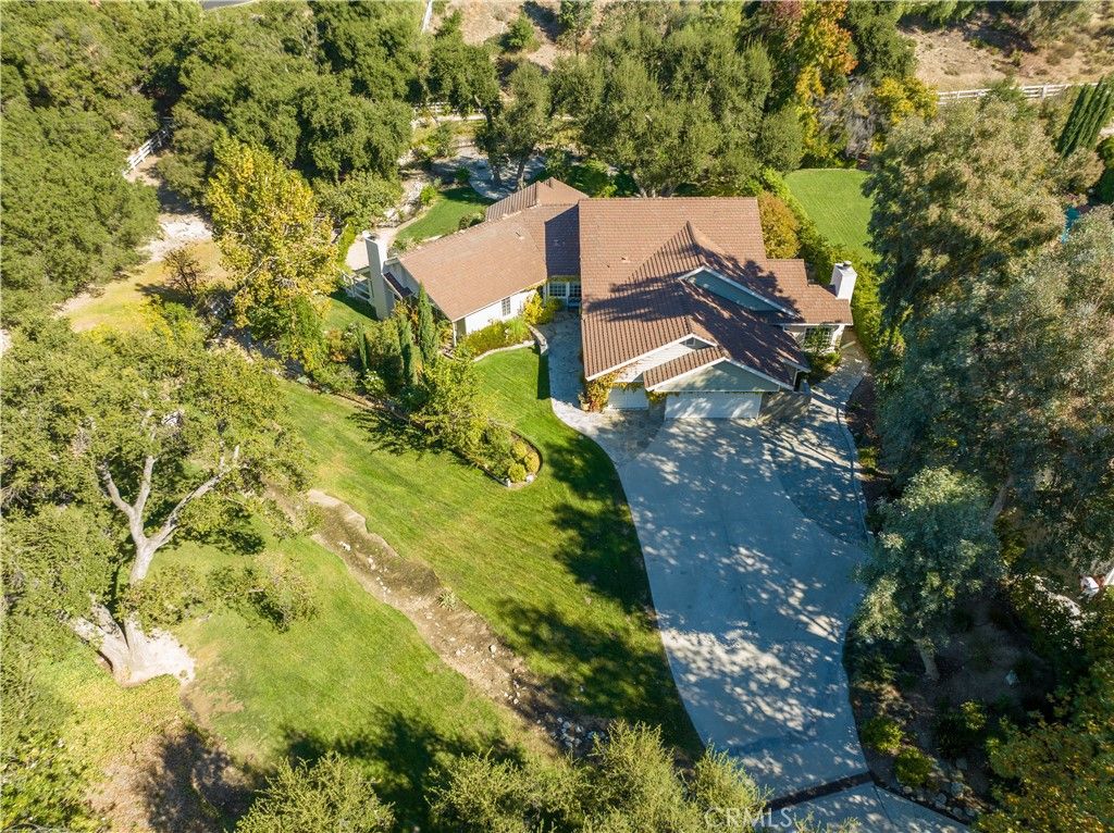 Photo of 15533 Saddleback Drive, Canyon Country, CA 91387 (MLS # SR26054857)