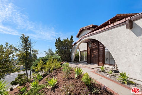 Tiny photo for 2537 Cordelia Road, Los Angeles, CA 90049 (MLS # 26877803)