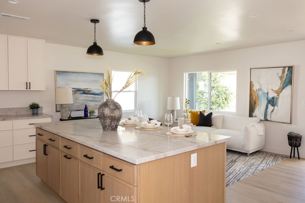 605 W Gaillard