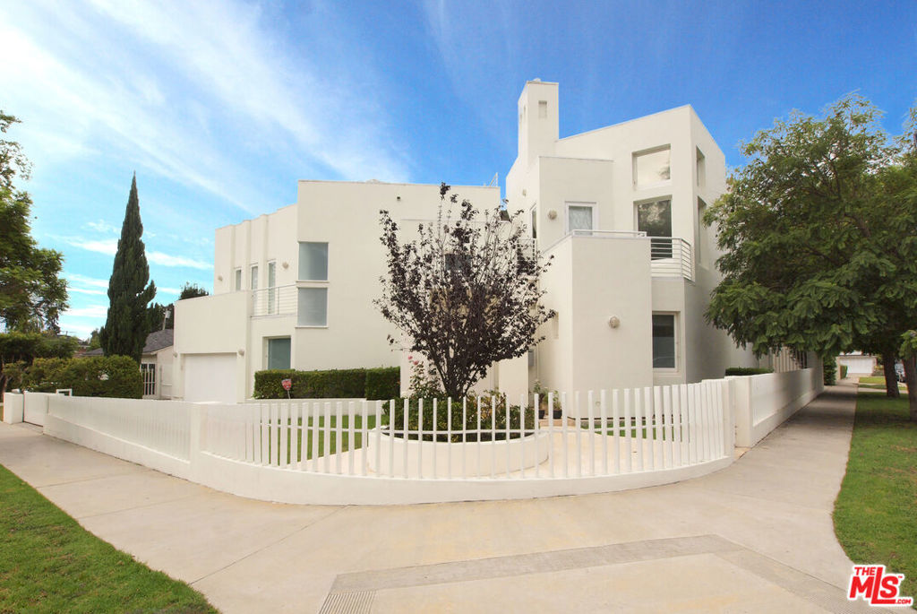 Stunning, gated architectural retreat in a prime Westside location. Welcome to this sophisticated home, ideally situated near Brentwood, Westwood, and beyond. This architectural gem offers 5 spacious bedrooms, 5.5 luxurious bathrooms, and an inviting family room. Soaring ceilings and expansive windows flood the interiors with natural light, highlighting rich Canadian hardwood floors throughout. The chef's kitchen is fully equipped with Viking appliances and a generous island, perfect for everyday living and effortless entertaining.Enjoy three elegant fireplaces, a sleek wet bar, and a beautifully landscaped private grassy yard for seamless indoor-outdoor living.