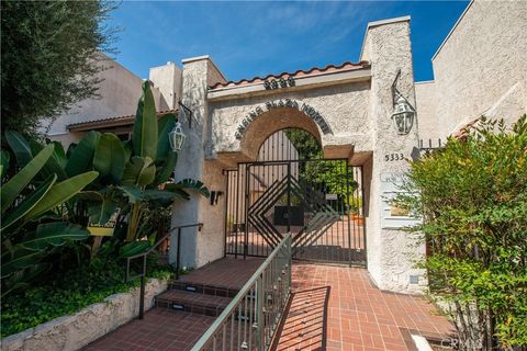Photo of 5333 Zelzah Avenue #102, Encino, CA 91316 (MLS # SR26111853)