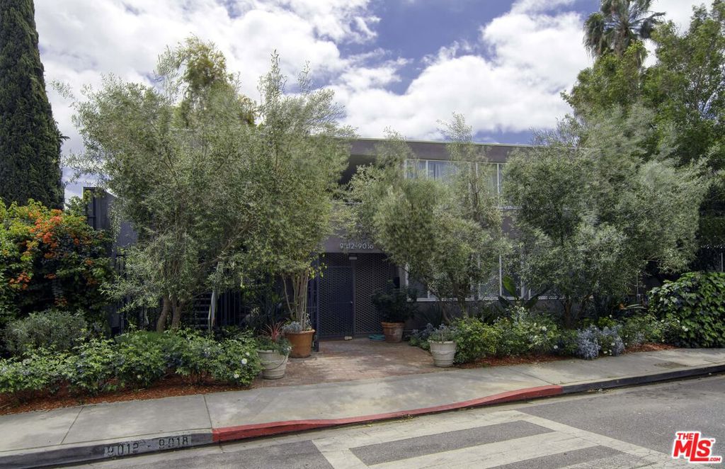 Lovely second floor unit in prime Norma Triangle location. Unit has its very own private balcony where you can enjoy your morning coffee and look outover the rooftops of West Hollywood. Right around the corner from some of West Hollywoods most popular dining and shopping destinations.