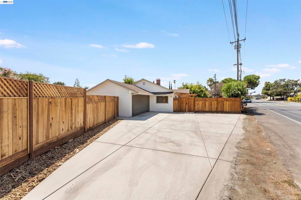 2824 Cowell Rd.