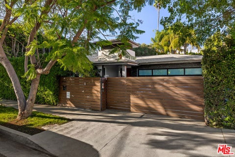 Photo of 13911 Milbank Street, Sherman Oaks, CA 91423 (MLS # 26997453)