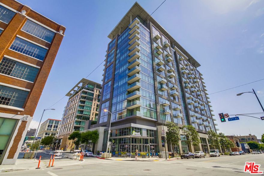 Look no further! This beautiful pool view unit in LUMA is the place to be Located in South Park, the unit has true floor to ceiling windows, 10 ft ceilings, Juliet Balcony, lots of natural light, 24/7 Security & front desk, pool, jacuzzi, courtyard with 4 Viking BBQ grills. Walk score of 89 and transit score of 100, this unit is walking distance to the PICO Metro stop, L.A. Live, Whole Foods, Ralph's Market, Target and lots of open air dinning!
