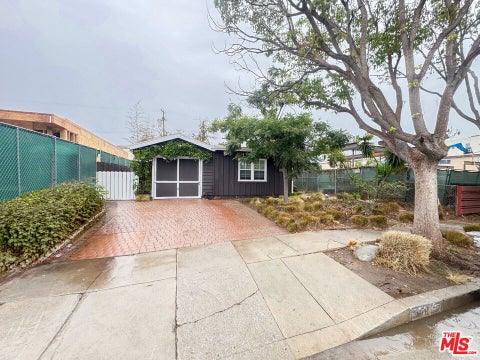 Photo of 3670 Kelton Avenue, Los Angeles, CA 90034 (MLS # 26103859)