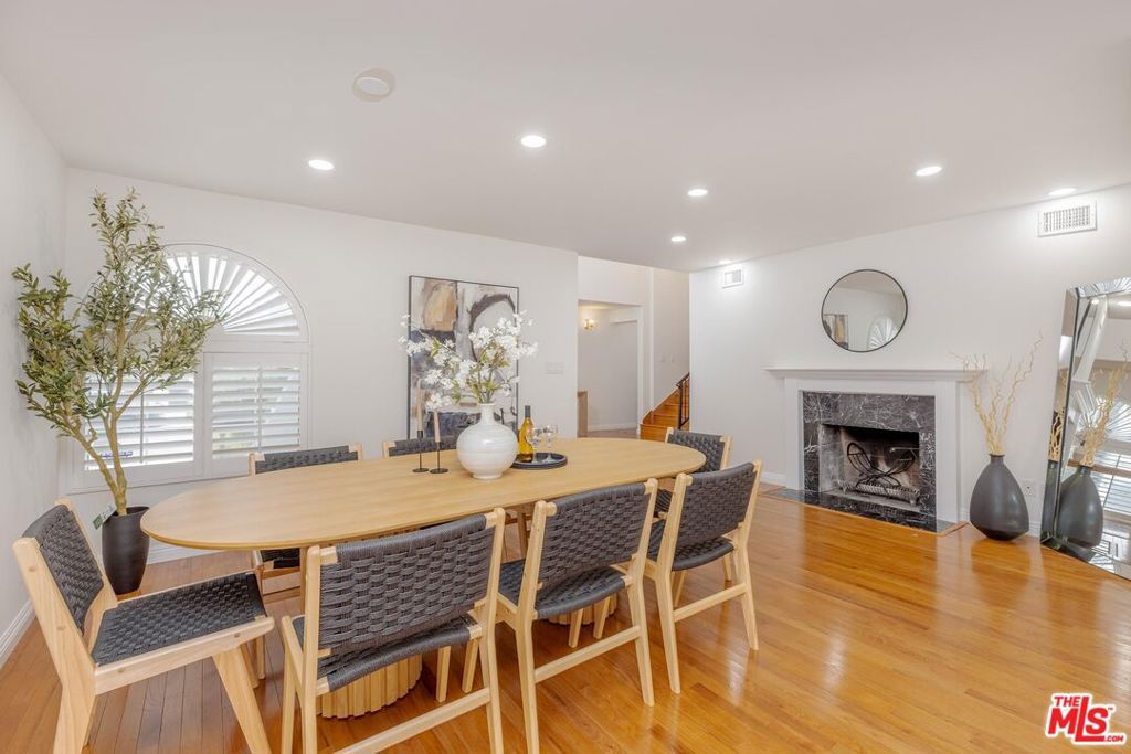 Photo of 12118 Viewcrest Road, Studio City, CA 91604 (MLS # 26655379)