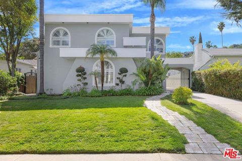 Photo of 12118 Viewcrest Road, Studio City, CA 91604 (MLS # 26655379)