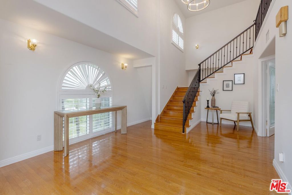 Photo of 12118 Viewcrest Road, Studio City, CA 91604 (MLS # 26655379)