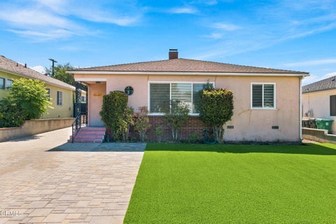 Photo of 416 Dartmouth Road, Burbank, CA 91504 (MLS # P1-28430)