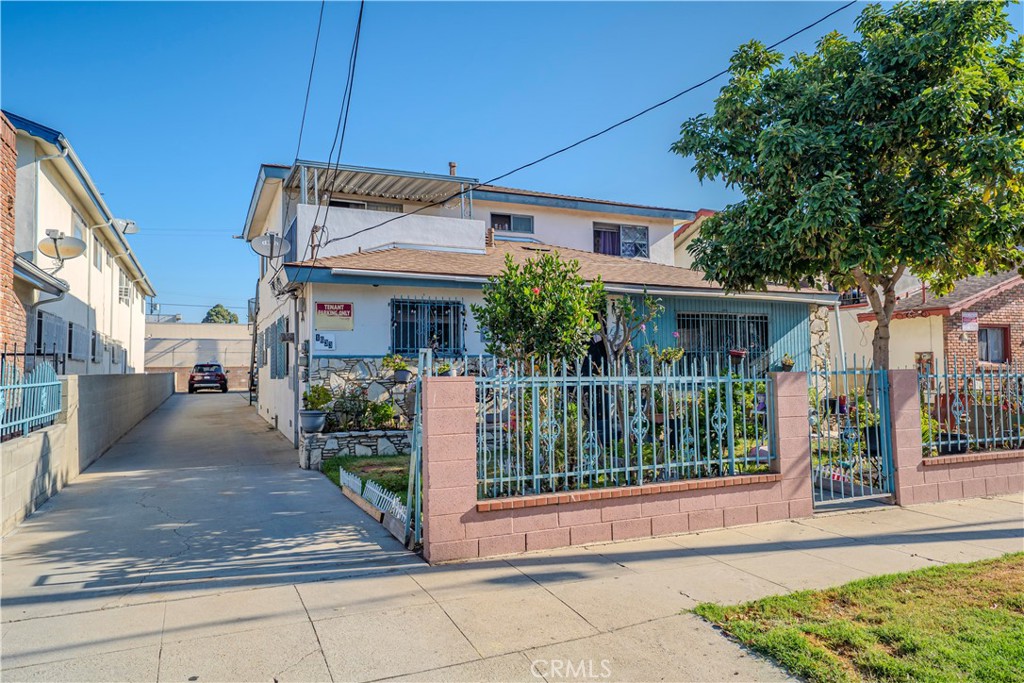 Torrance adjacent 5 units. Great unit mix of one 3 bedroom, 2 bathrooms, and four 2 bedrooms, 1 bath units. Units are large and separately metered. Large lot with tons of possibilities. 4 garages plus tons of parking. Conveniently located near Harbor UCLA hospital, and great access to Freeways. Lots of upside potential.