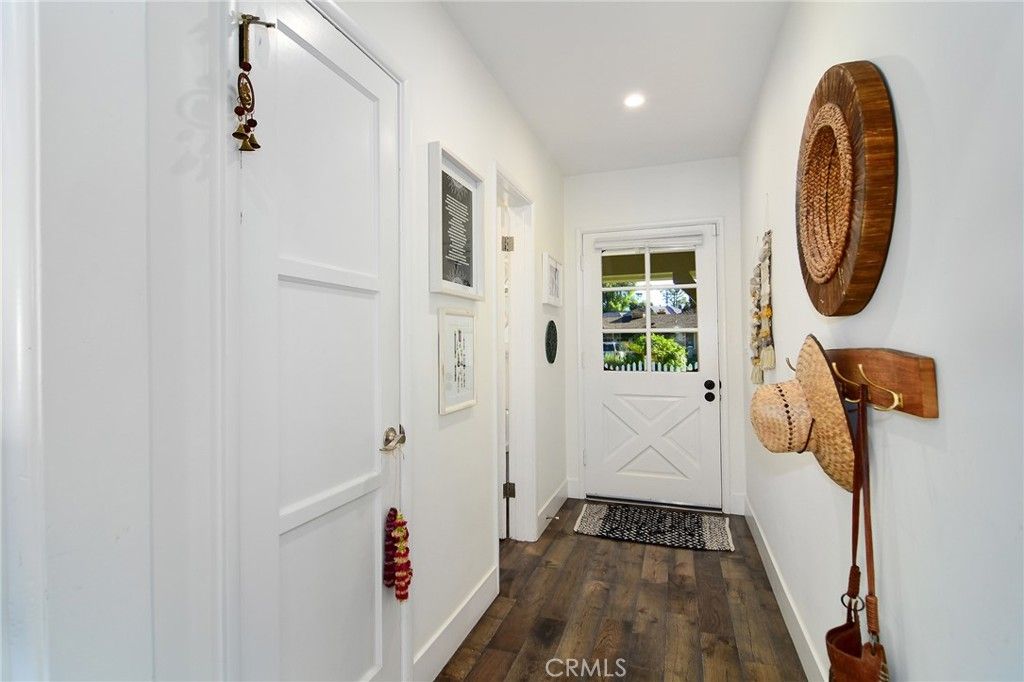 Photo of 19029 Sprague Street, Tarzana, CA 91356 (MLS # SR26069052)