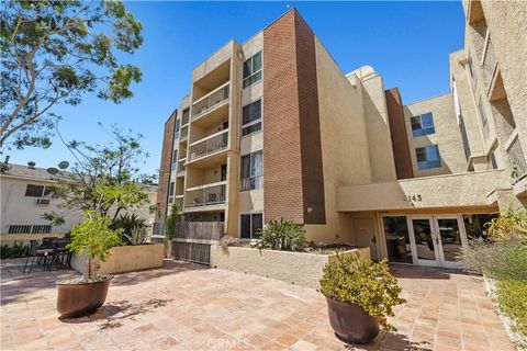 Photo of 5143 Bakman Avenue #320, North Hollywood, CA 91601 (MLS # GD26132706)