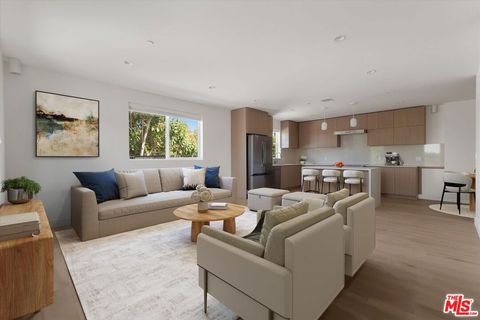 Photo of 15211 Morrison Street, Sherman Oaks, CA 91403 (MLS # 25612545)