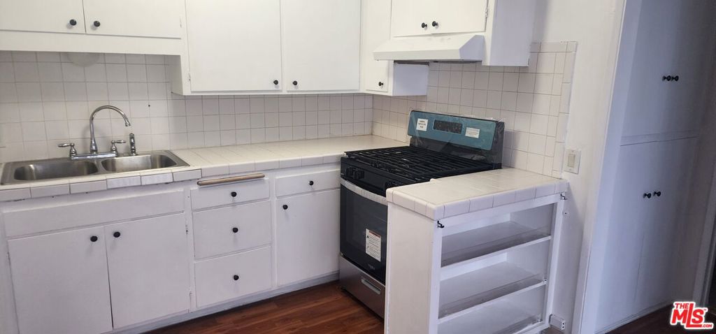 Available now! Large 1 Bedroom + 1 Bathroom apartment! New paint and well maintained. Approximately 625 square feet with large sliding glass door. Wall A/C, New Stove, 1 parking space, Laundry on-site. Tenant pays Gas and Electricity, owner pays water and trash. Easy to show!
