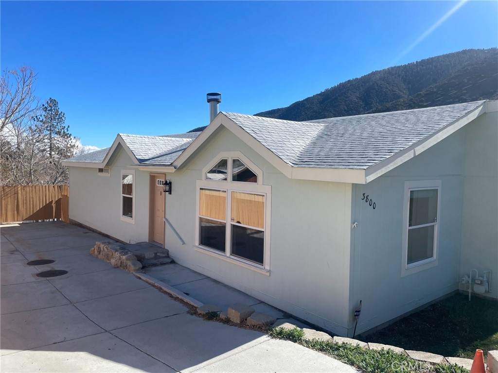 Beautifully remodeled 3 bedroom, 2 bathroom home in the heart of Frazier Park. The property is in immaculate condition, with a large kitchen and living room, fireplace, master bedroom, and laundry room. Beautiful natural light pours into the house during the daytime. The home is move-in ready and perfect for a family.
Frazier Park is a gorgeous mountain town located 45 minutes South of Bakersfield and 1 hour 15 minutes North of Los Angeles of the I-5. The community experiences all 4 seasons, with temperatures cooler than the city in the summer and snow capped mountains in the winter. Contact the listing agent to set up a viewing today!