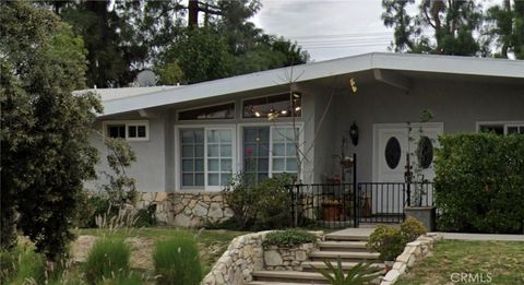 Photo of 23824 Killion St, Woodland Hills, CA 91367 (MLS # SR26088313)