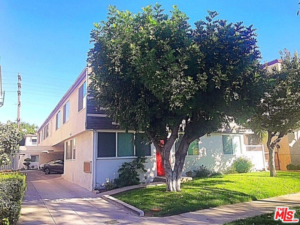 Chic remodeled junior one bedroom in West Glendale near Americana and Glendale Galleria available now. Top floor rear corner unit has only one shared wall has been totally remodeled with designer finishes including custom paint, lighting and new grey distressed hardwood floors. New kitchen with Grey quartz countertops and new appliances including stainless steel dishwasher, microwave, stove, refrigerator with AND WASHER / DRYER IN UNIT. New windows and blinds and recessed dimmable lighting. Bedroom had modern ceiling fan and mirrored closet doors. Nice garden setting set off street. BONUS - enjoy 2 car tandem covereds parking! Small pets ok with deposit. Unit is small and great for 1 or 2 people. Available for immeadiate move in!
