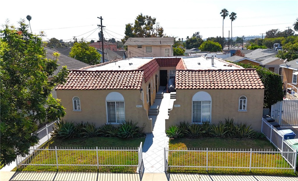 Our team is pleased to present 5911 S Wilton Place – a high yield investment opportunity centrally located in South Los Angeles. The Spanish-Style building consists of (5) 1-bed/1-bath units all single story. Operating over a 6.25% CAP and at 10.6 GRM, this low maintenance asset generates over $100,000 in gross rental income with approximately 20% in upside rent potential. Located on a quiet residential street close to multibillion dollar developments in Inglewood and Downtown Los Angeles, this cash-cow is perfect for a first-time investor or seasoned operator looking to build long term wealth and hedge inflation in a gentrifying area.