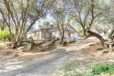 Photo of 43867 Trabuco Court, Coarsegold, CA 93614 (MLS # FR26234342)