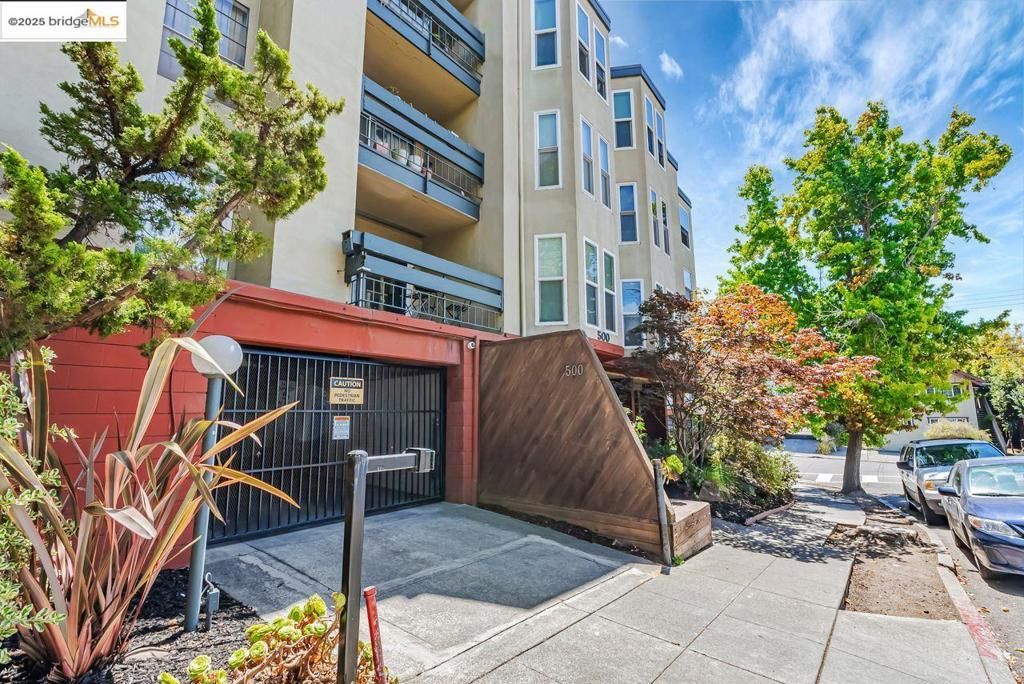 listing image 130720758635752659535